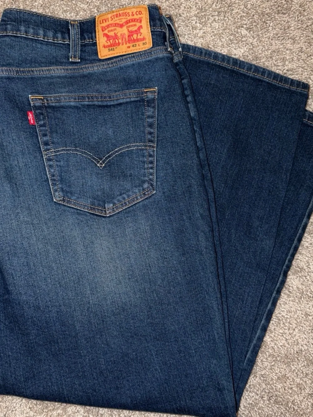 Levi's Straight Men’s Jeans in Dark Blue Denim with Tan Patch